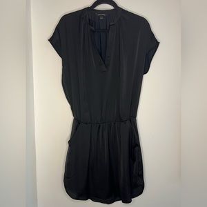 Banana republic dress with pockets and cinched waist. Womens’ size 4.